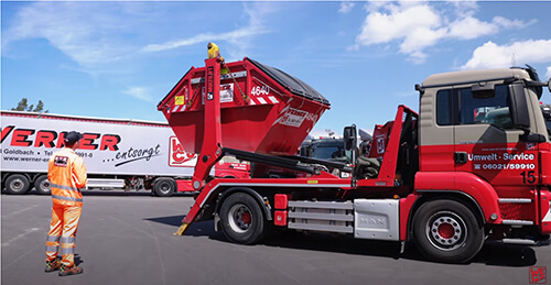Absetzkipper-LKW-Entsorgung-Aschaffenburg Absetzkipper beim Entladen mit Person