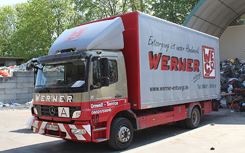 LKW-Entsorgung LKW mit Hebebühne von Werner für die Entsorgung