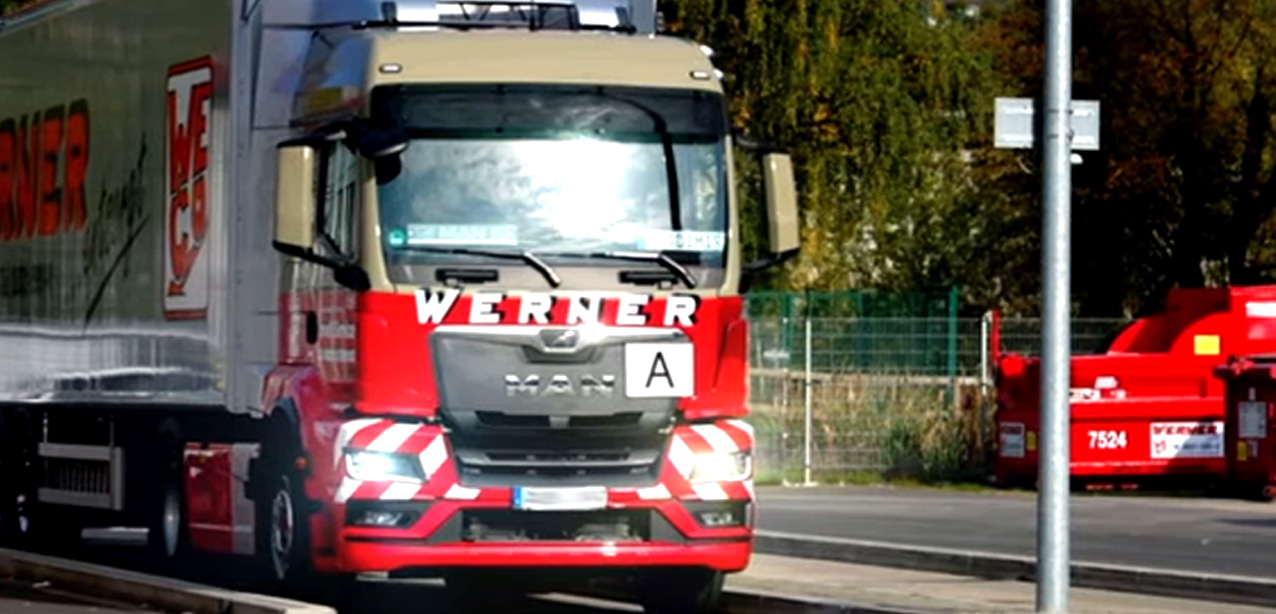 LKW-Entsorgung-Aschaffenburg LKW der gewerblichen Abfallentsorgung in Bayern beim Abholen eines Containers